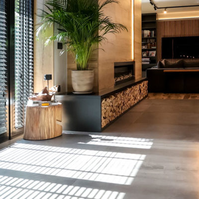 jalousien-hainichen Moderner Wohnraum mit großen Fensterflächen und Jalousien, die für angenehmen Lichtschutz sorgen.