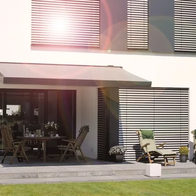 markisen-hainichen Terrasse mit moderner Markise an einem zeitgemäßen Wohnhaus.