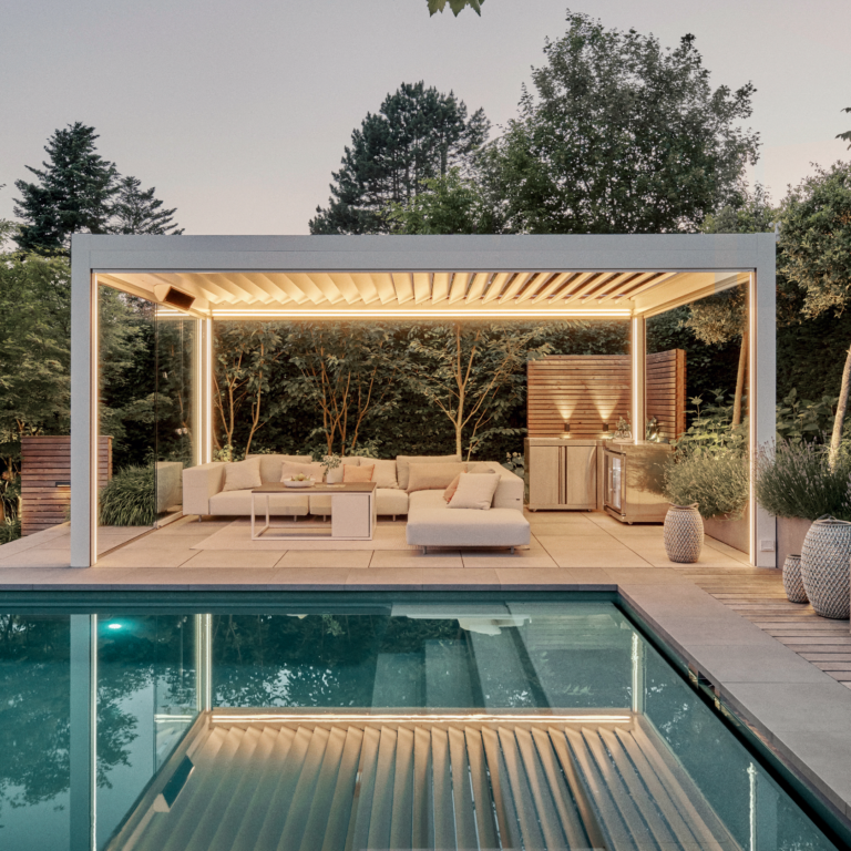 Moderne Pergola mit Lamellendach und Beleuchtung neben einem Pool in einem stilvollen Garten.